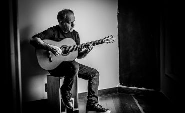 Guitarrista Torcuato Mariano lança 'Escola Brasileira', homenagem pelos 40 anos de carreira