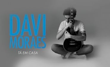 Davi Moraes viaja em torno das guitarras em “Tá em casa”
