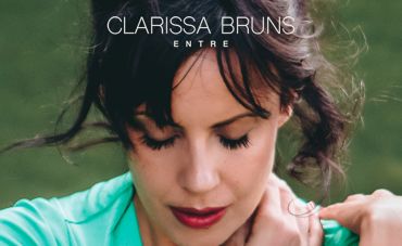 “Entre”, o périplo de estilos refinado de Clarissa Bruns