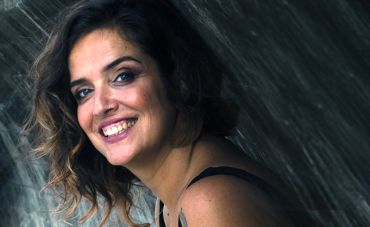 Julieta Brandão une poesia, MPB e música latina em single político de novo EP