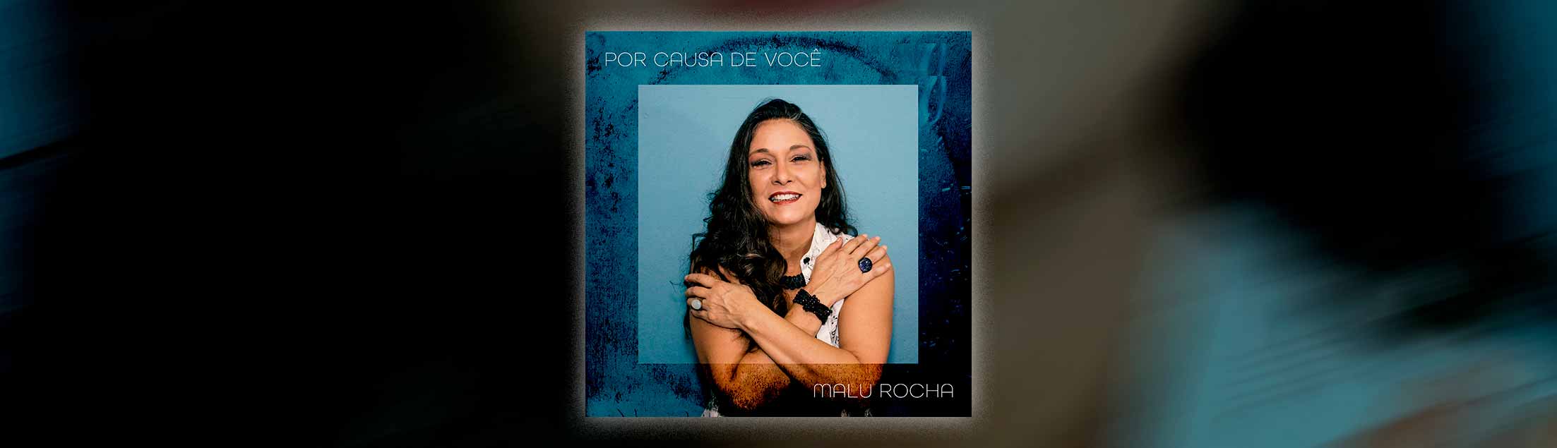 Homenageando Tom Jobim, Malu Rocha divulga single 'Por Causa de Você' via selo Fluve (Som Livre)