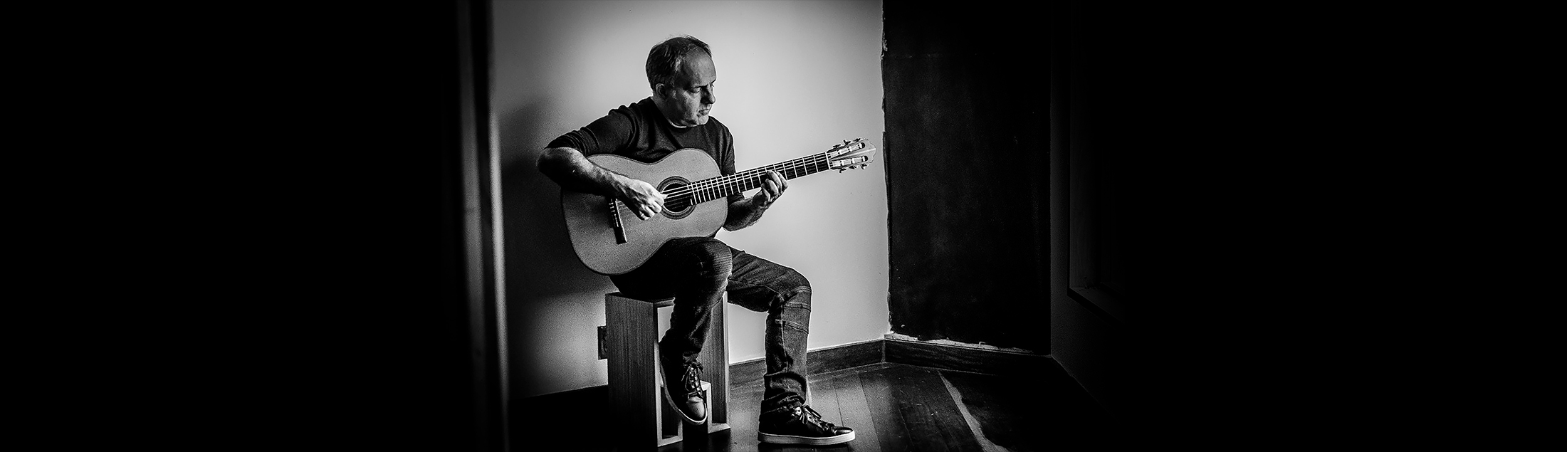 Guitarrista Torcuato Mariano lança 'Escola Brasileira', homenagem pelos 40 anos de carreira